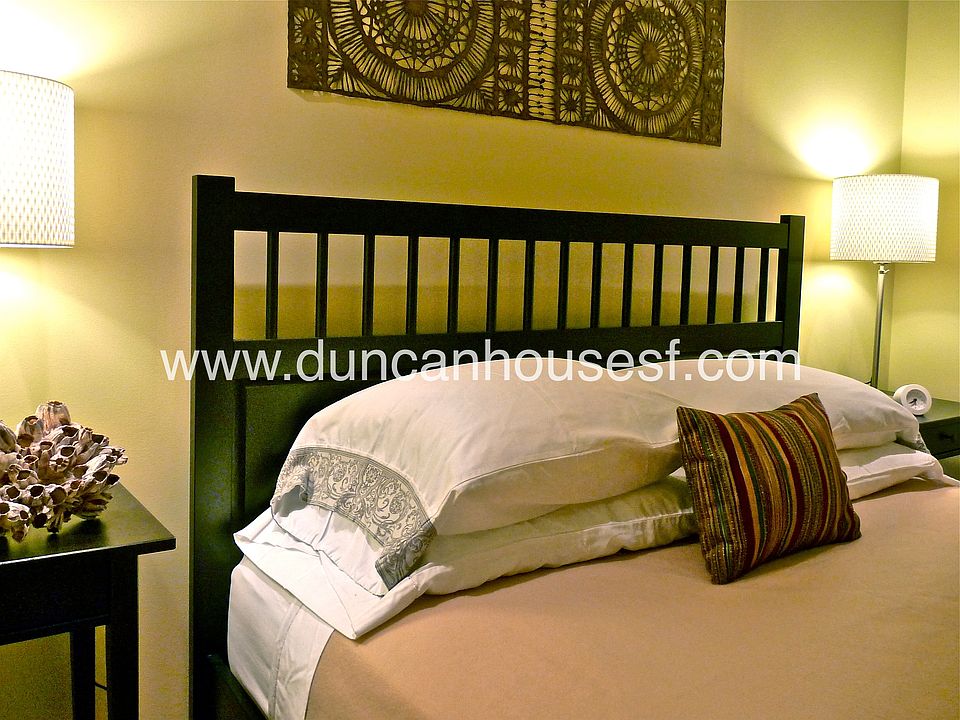 Queen bed room