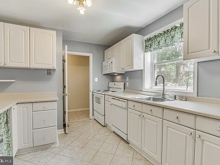 260 Burgess Ave — Photo 8