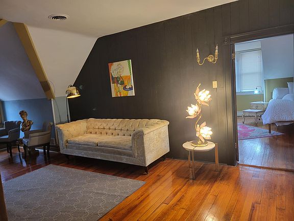 3rd image of 2115A Russell Ave