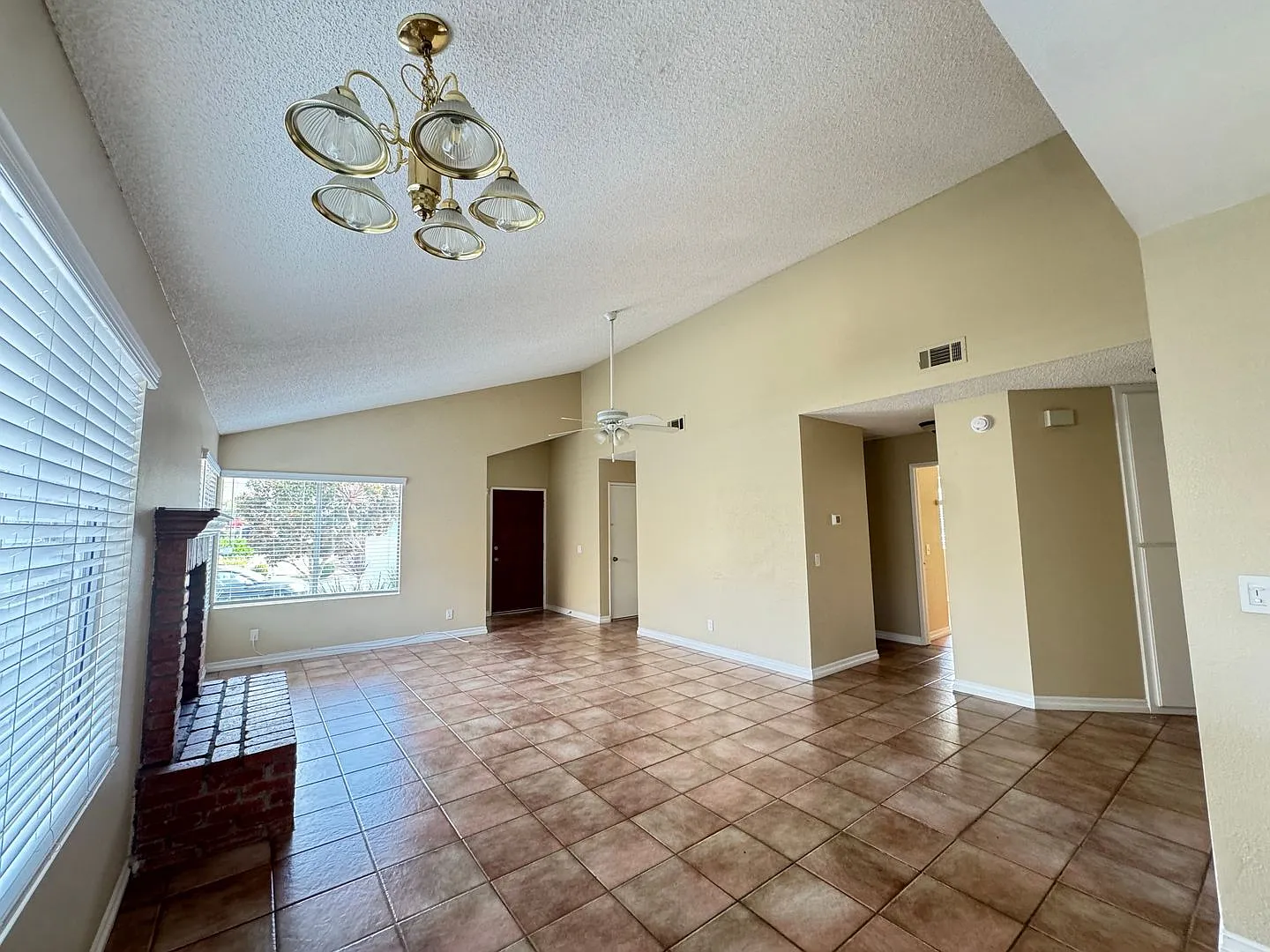 Charming Home in San Marcos — Photo 4