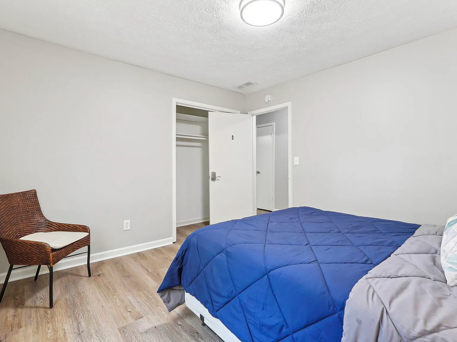 4 bed, 3.0 bath, 2376 sqft, $836 — Photo 2