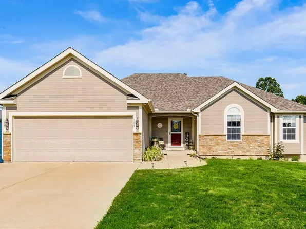 305 S Whilshire Dr, Tonganoxie, KS 66086