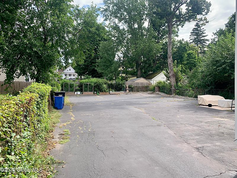 3rd image of 257 Pawling Avenue