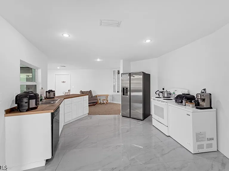 3271 Brooklyn Ave — Photo 18