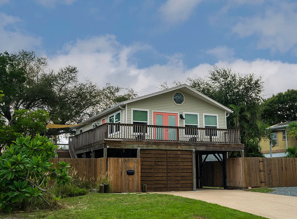 3961 Beach Dr SE