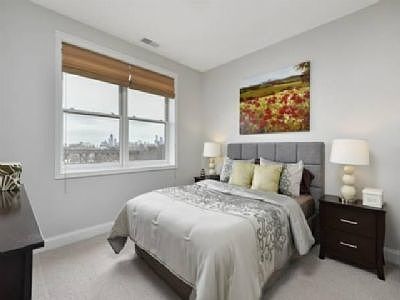4th image of 2324 W Saint Paul Ave #4