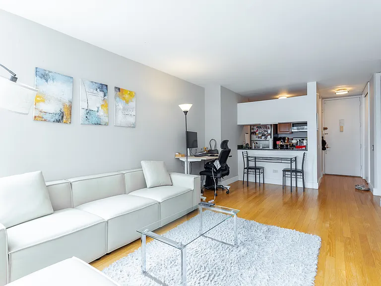 500 W 43rd St #18C — Photo 1