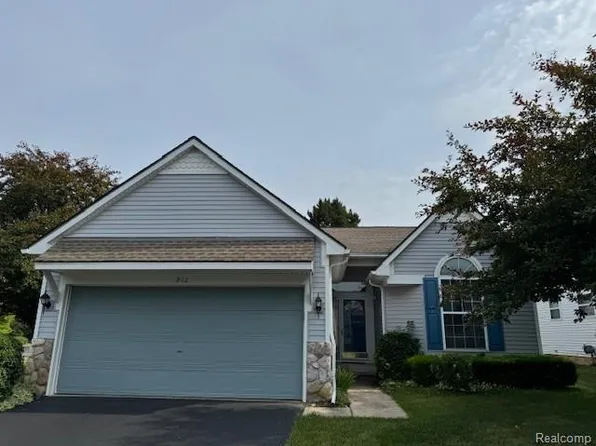 912 Rikki Ann Ct, Wixom, MI 48393