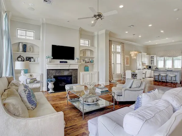 915 Queen Annes Rd, Houston, TX 77024