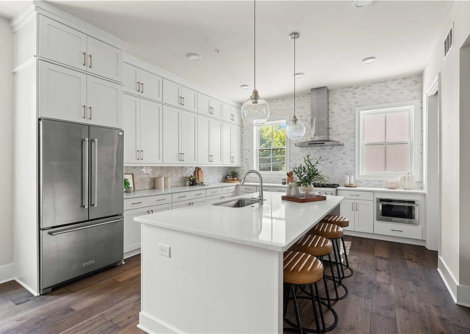 1st image of 574 Boulevard Pl NE #16