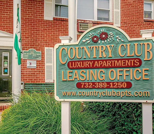 Country Club Apartments — Photo 3