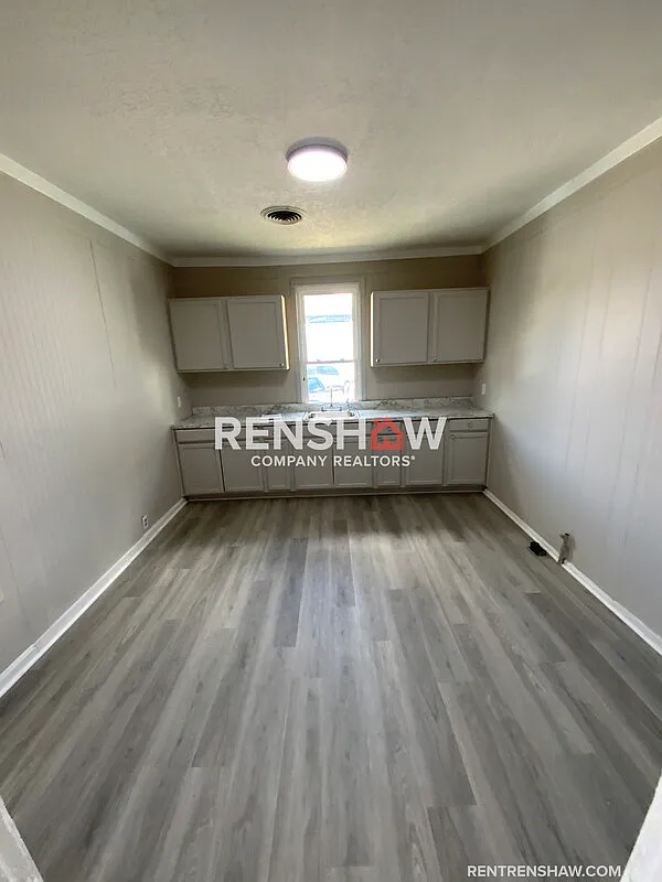 109 S Church St — Photo 3