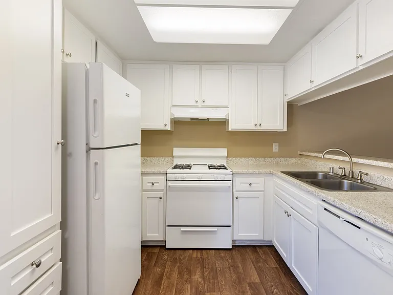 Riverwalk Landing Apartment Homes — Photo 11