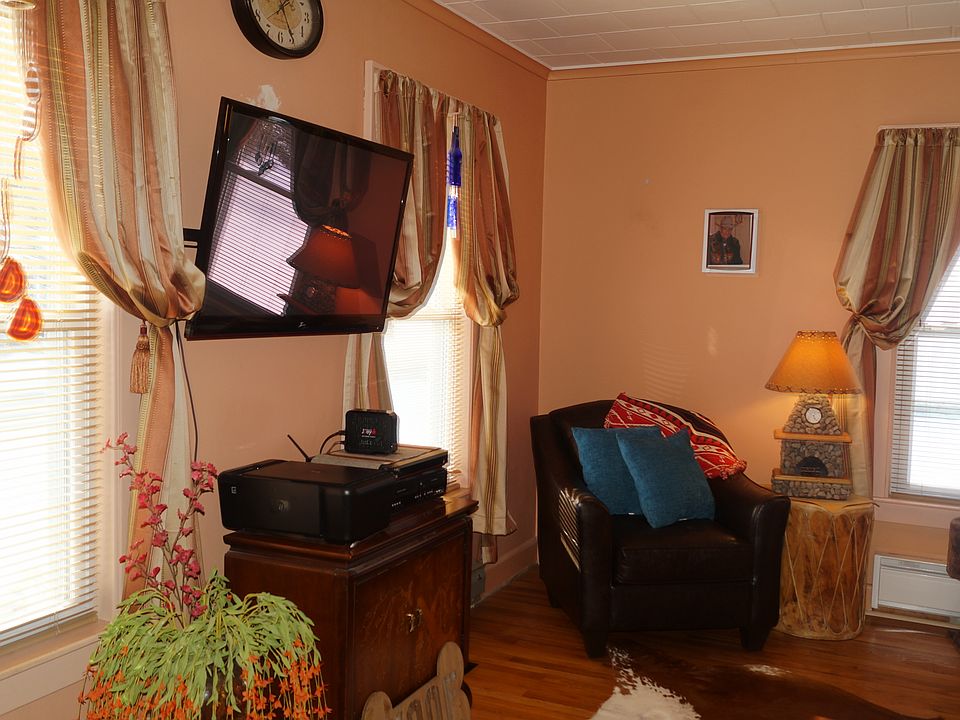 2nd image of 222 2nd St
