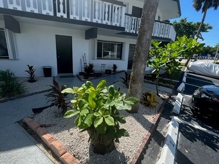 2401 NW 9th Ave — Photo 13