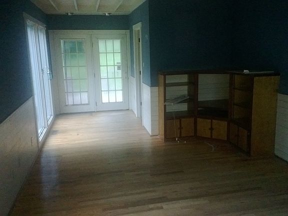 3rd image of 1115 Oak Street Ext