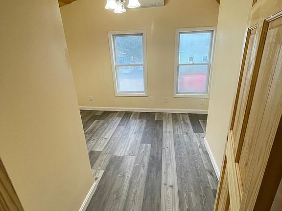1st bedroom w/ closet