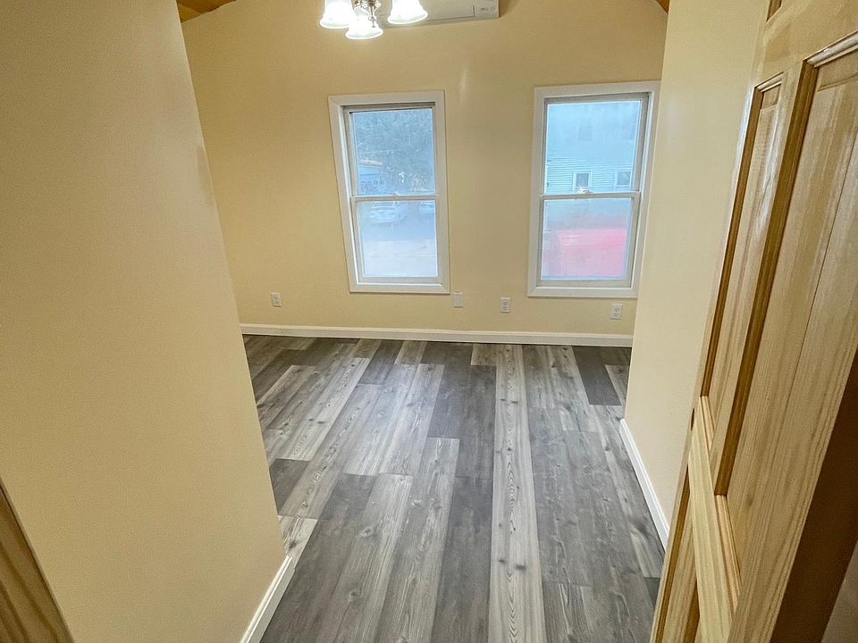 1st bedroom w/ closet