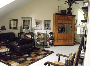 209 S Oval Dr, Chardon, OH 44024
