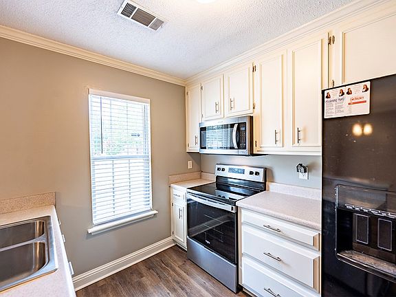 3rd image of 158 McDonald Ct