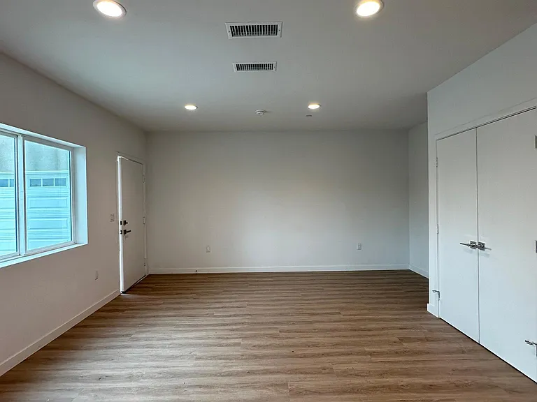 227 E Franklin Ave #G — Photo 6