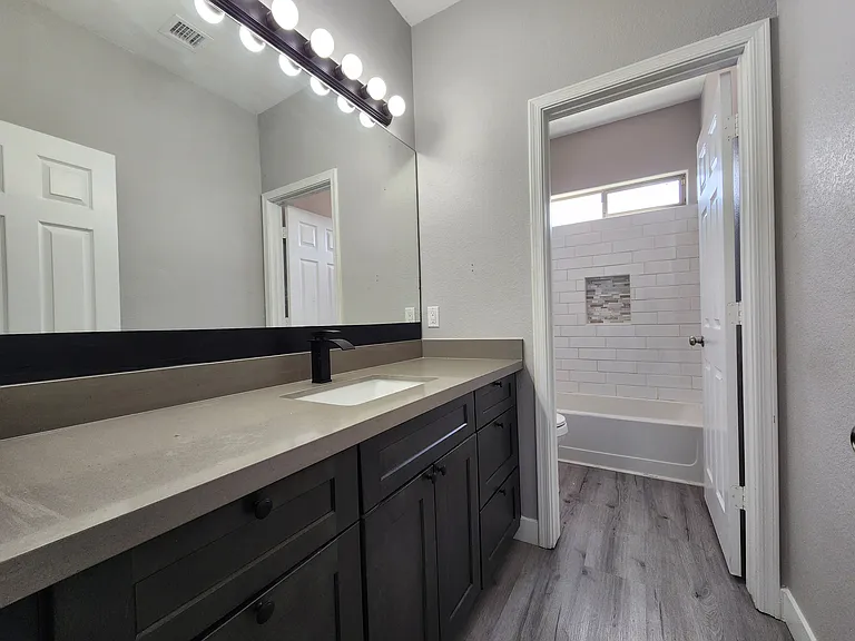 7415 S 15th Dr — Photo 9
