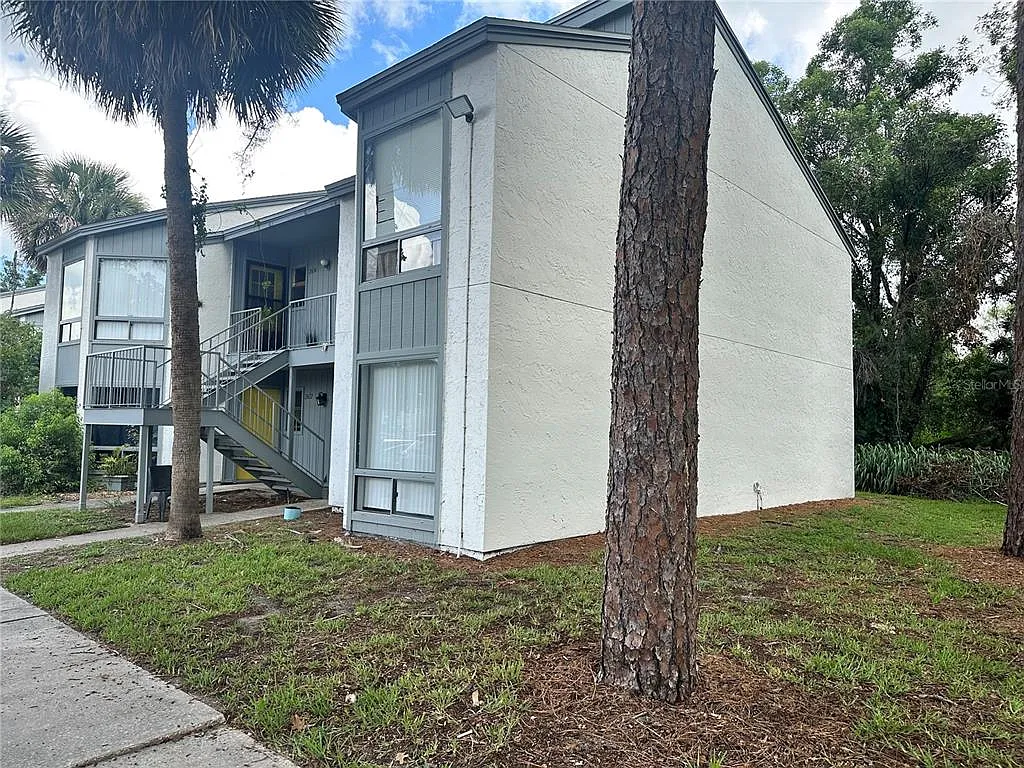 2 bed, 2.0 bath, 976 sqft, $1,350 — Photo 2
