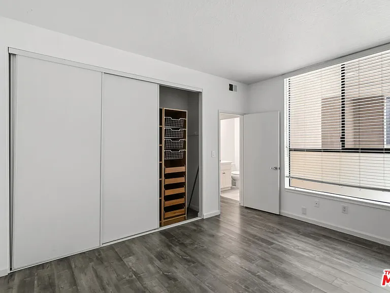 500 S Barrington Ave #2 — Photo 22