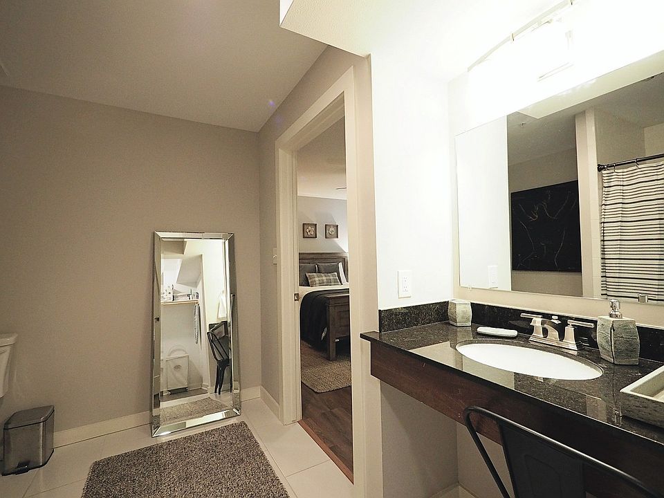 1st image of 924 E 51st St APT 122
