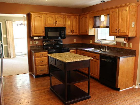 5th image of 3020 Lakewood Ct