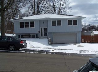 1832 Carter Rd, Dubuque, IA 52001