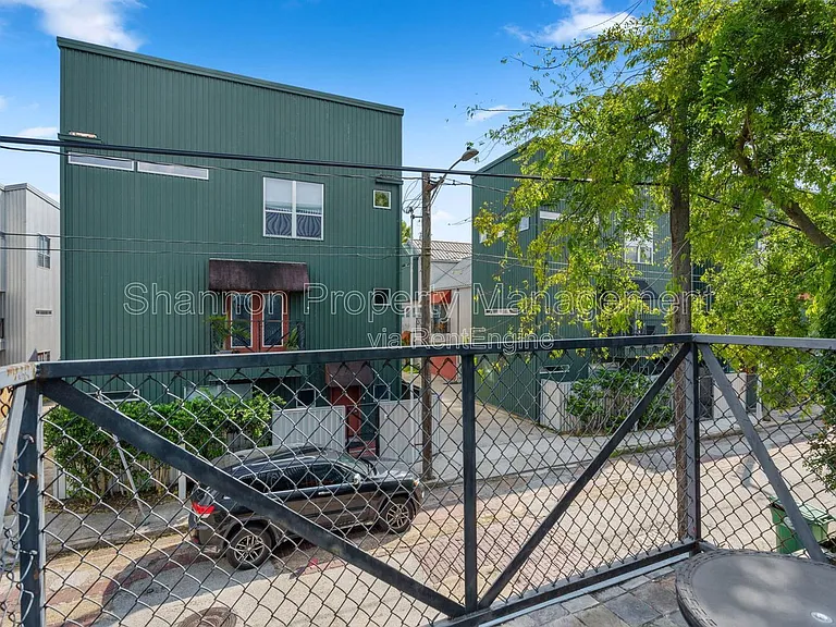 906 Andrews St — Photo 22