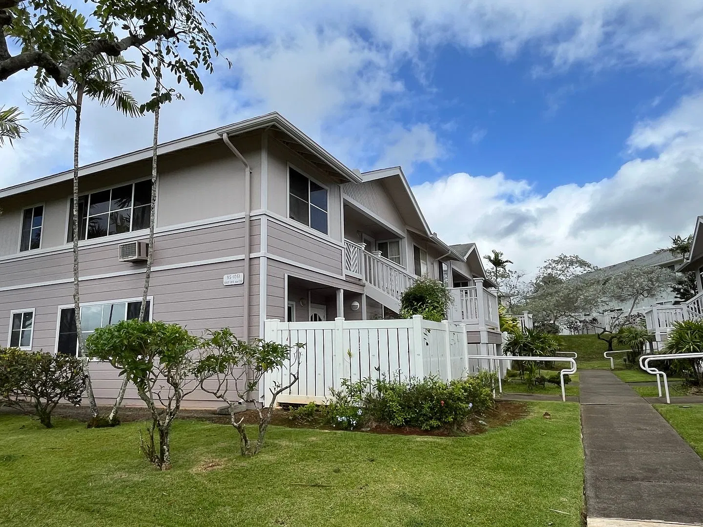 Northpointe Townhouse - upstairs unit 2 bedrooms, 2 baths, 2 parking - Avail 10/20/26 — Photo 2