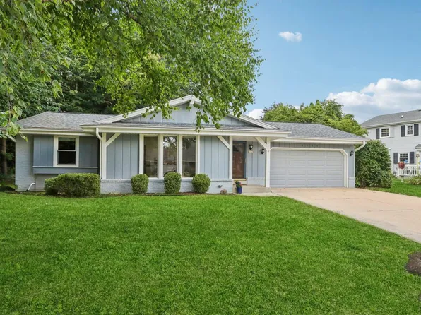 3725 South Maplewood LANE, New Berlin, WI 53151