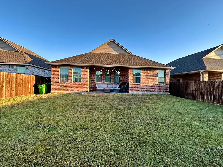 1828 Lake Grove Dr — Photo 2