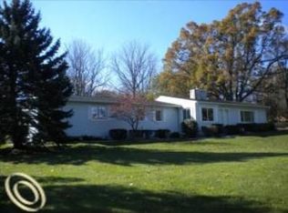 1407 W Davison Lake Rd, Oxford, MI 48371