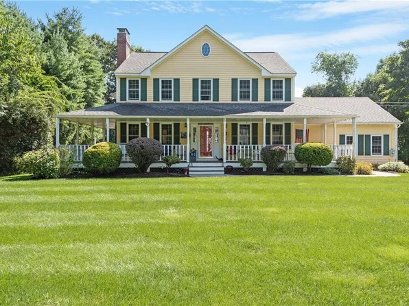 15 Mayflower Dr, Cumberland, RI 02864