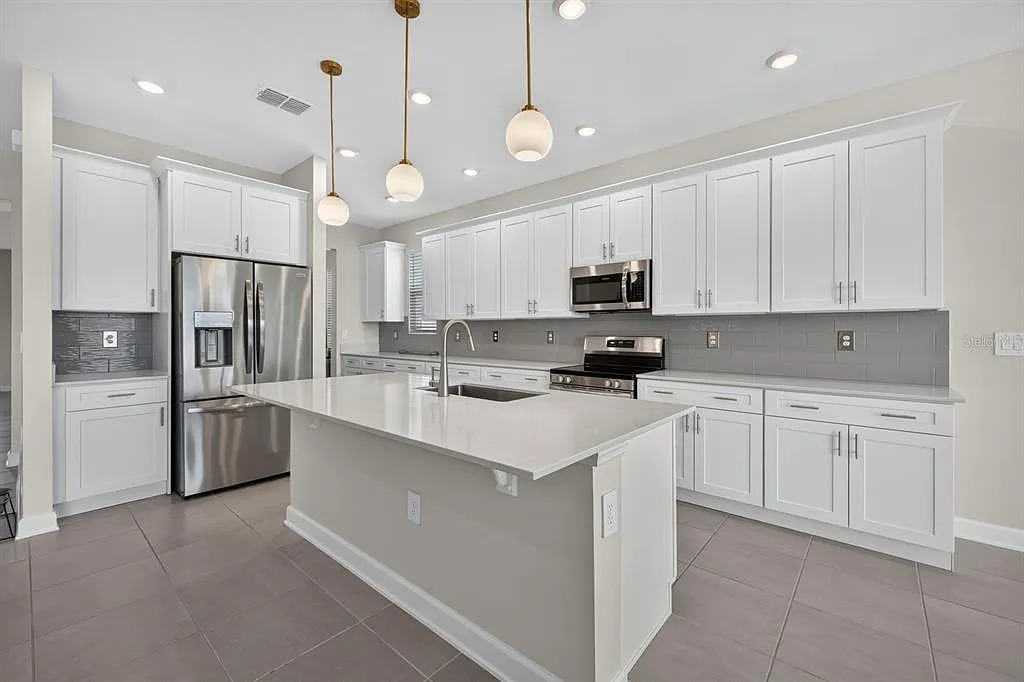 4 bed, 3.0 bath, 2532 sqft, $3,200 — Photo 2