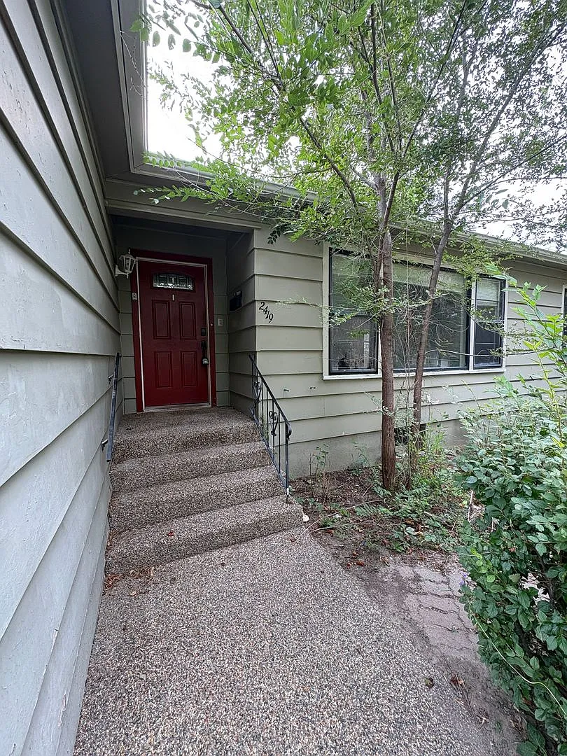 Spacious 5-Bedroom Home with Fenced Yard & Central A/C — Photo 3