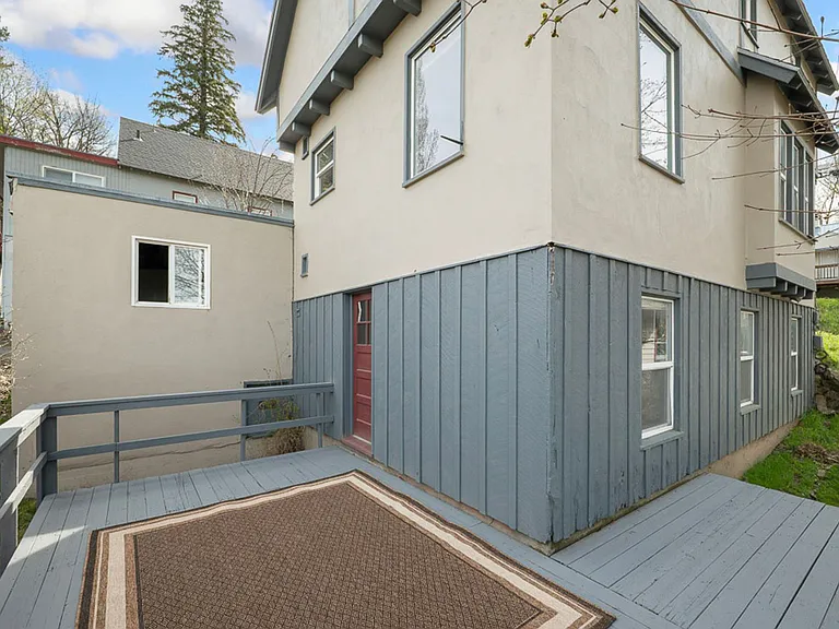 935 NE Maple St — Photo 24