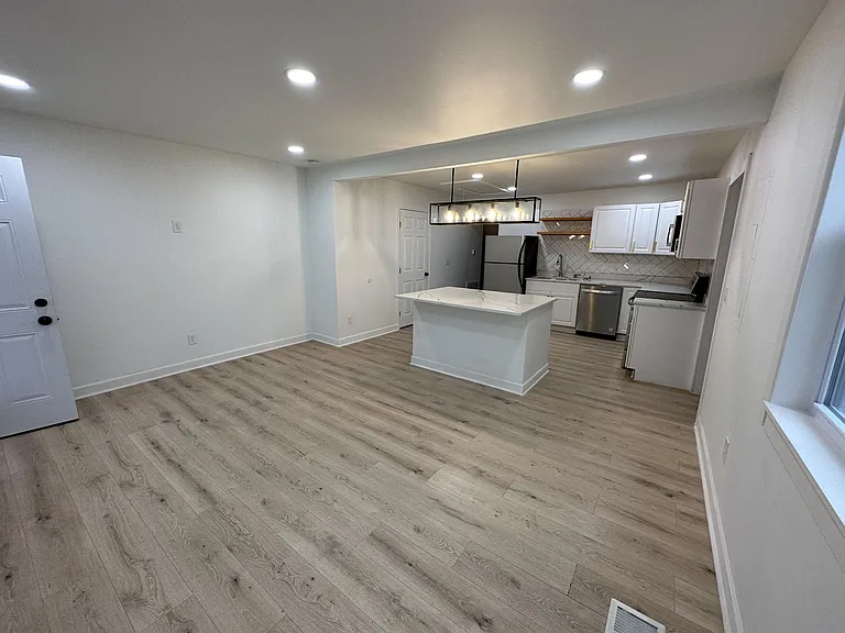 519 Elgin St — Photo 17