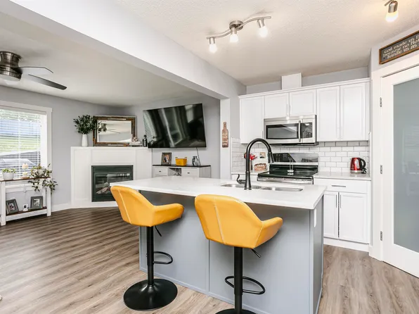 3713 11th St NW, Edmonton, AB T6T 0E8
