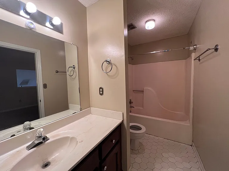 2505 W Broad St #422 — Photo 12