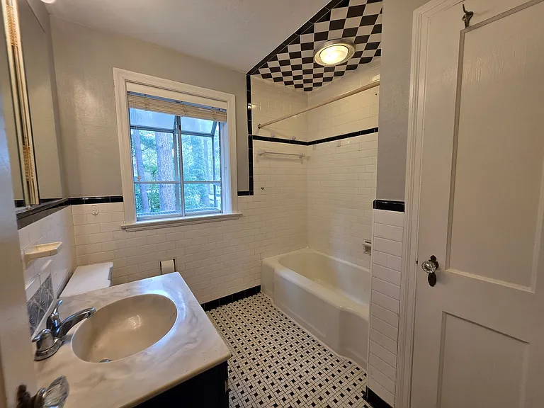 208 Regent Rd — Photo 20