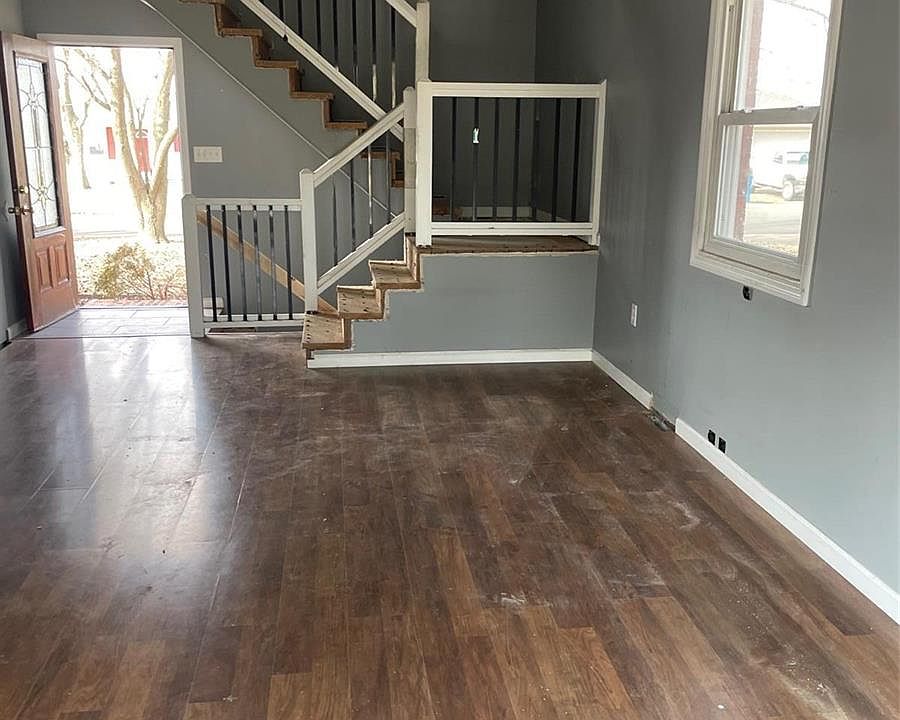 2nd image of 118 E Clarman Dr