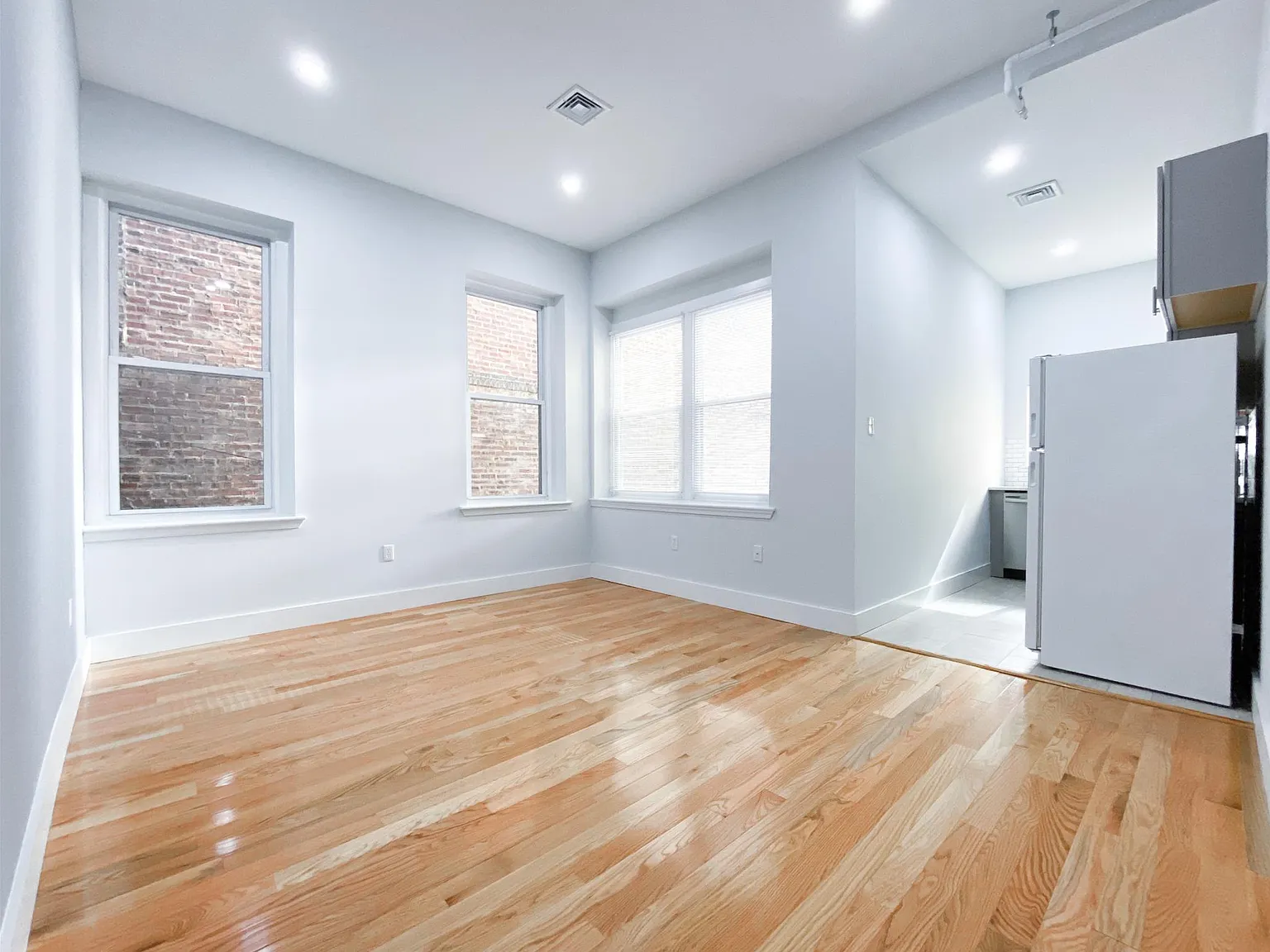 2 bed, 700 sqft, $2,500 — Photo 1