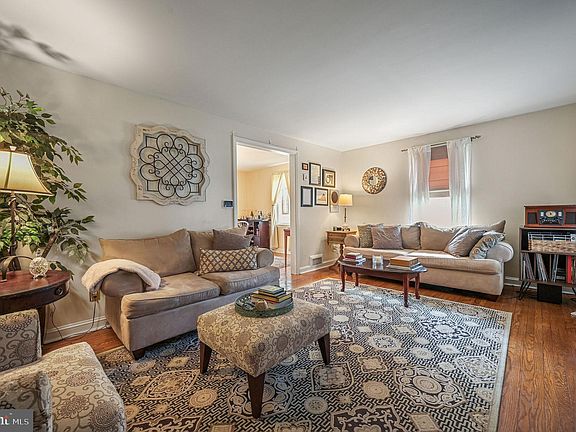 4th image of 40 W Salisbury Dr