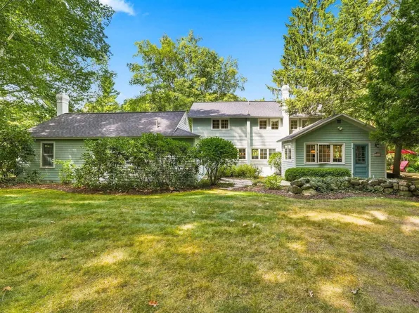 505 N Main St, Leland, MI 49654