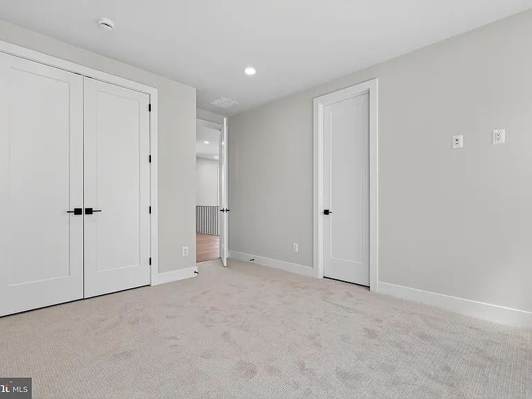 881 N Manchester St — Photo 43