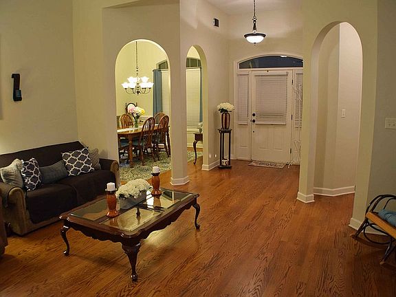 LR / Foyer
